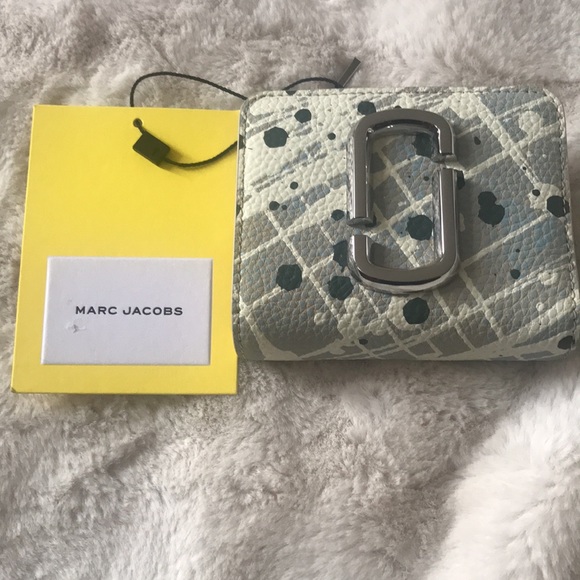 Authentic Marc Jacobs
Mini Compact Wallet - Picture 2 of 12
